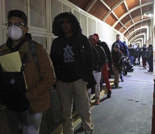 Cientos de migrantes en el limbo tras suspensión de citas en EE.UU. con la llegada de Trump Migrantes