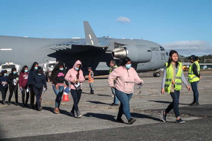 Migrantes guatemaltecos deportados caminan por la pista de la Base Aérea de Guatemala Migrantes