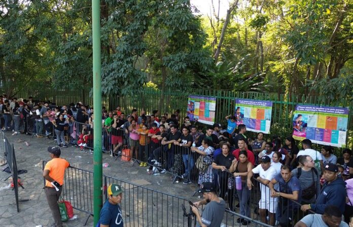 Migrantes hacen fila este miércoles, en Tapachula (2)