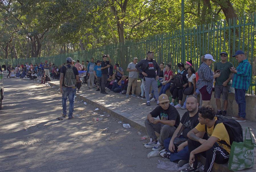Migrantes hacen fila para resolver su situaci&oacute;n migratoria en la Comisi&oacute;n Mexicana de Ayuda a Refugiados (1)