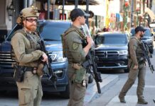 Militares estadounidenses custodian la zona donde se llevó a cabo un atentado este jueves, en Nueva Orleans