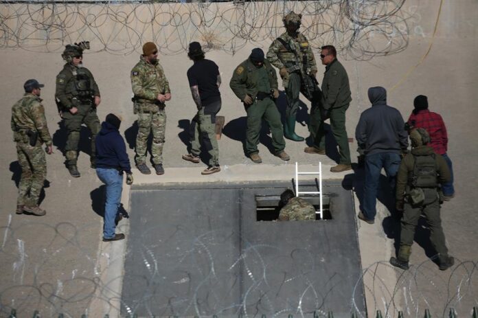Militares y miembros de la Guardia Nacional (GN) investigan la zona de la entrada a un túnel clandestino este martes, en Ciudad Juárez (1)