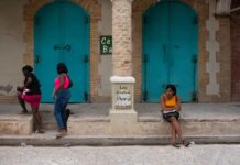 Mujeres caminan por una calle este martes, en el centro de la ciudad de Jacmel