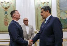 Nicolás Maduro (d) saludando al enviado especial del presidente de Estados Unidos Donald Trump, Richard Grenell
