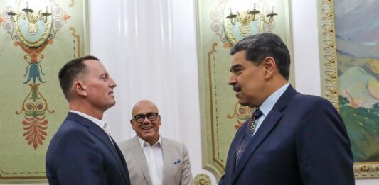 Nicolás Maduro (d) saludando al enviado especial del presidente de Estados Unidos Donald Trump, Richard Grenell