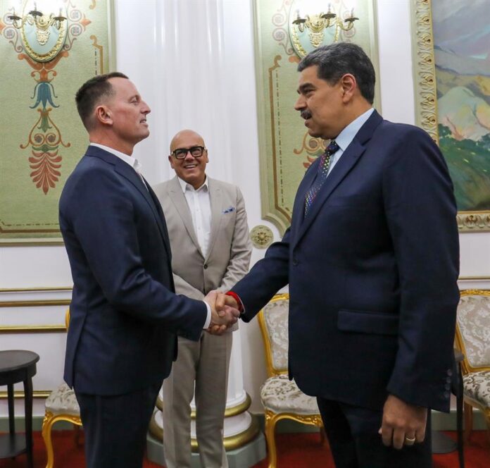 Nicolás Maduro (d) saludando al enviado especial del presidente de Estados Unidos Donald Trump, Richard Grenell