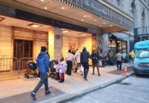 Familias inmigrantes sacan a los niños de las escuelas de Nueva York por miedo a redadas Padres esperan con sus niños al autobús escolar este lunes en Nueva York