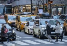 Nueva York estrena un polémico peaje para entrar en el centro de Manhattan Personas cruzan la avenida Lexington en la calle 60 Manhattan
