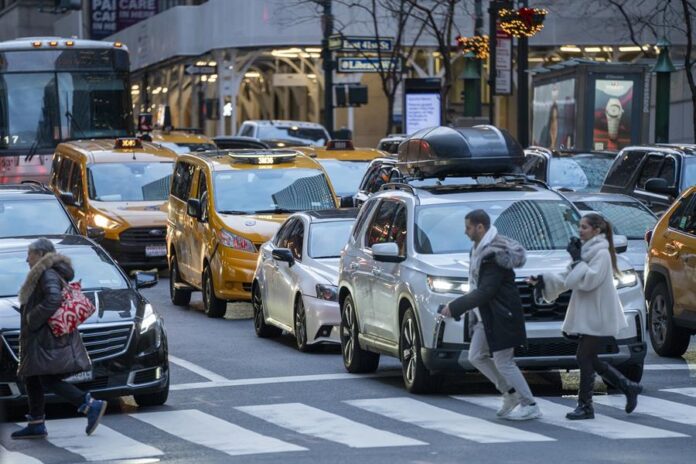 Personas cruzan la avenida Lexington en la calle 60 Manhattan Personas cruzan la avenida Lexington en la calle 60 Manhattan