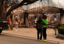 Residentes ignoran órdenes de evacuación en Los Ángeles para tratar de salvar sus casas incendio