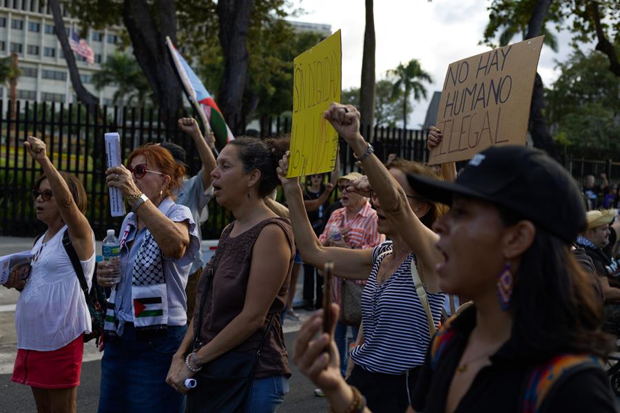 Personas se manifiestan al frente del Tribunal Federal de Hato Rey este jueves, en San Juan (1)
