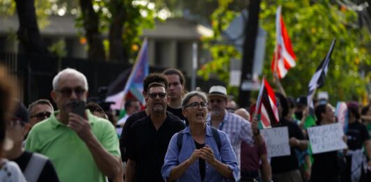 Personas se manifiestan al frente del Tribunal Federal de Hato Rey este jueves, en San Juan (2)