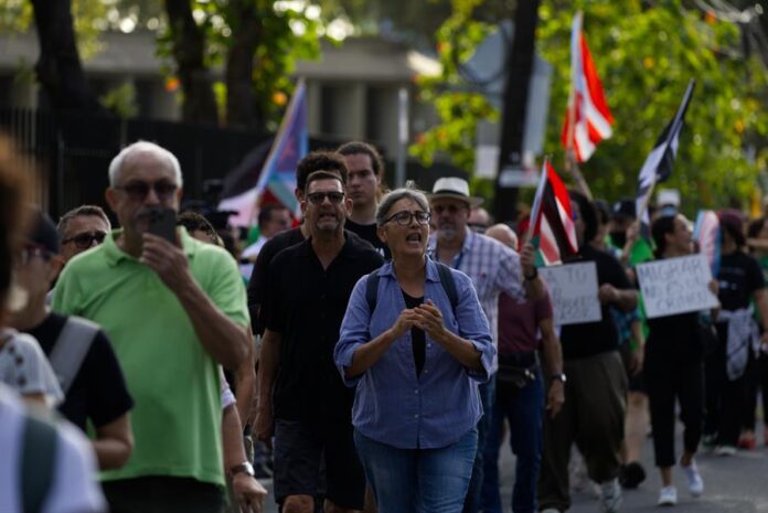 Personas se manifiestan al frente del Tribunal Federal de Hato Rey este jueves, en San Juan (2)