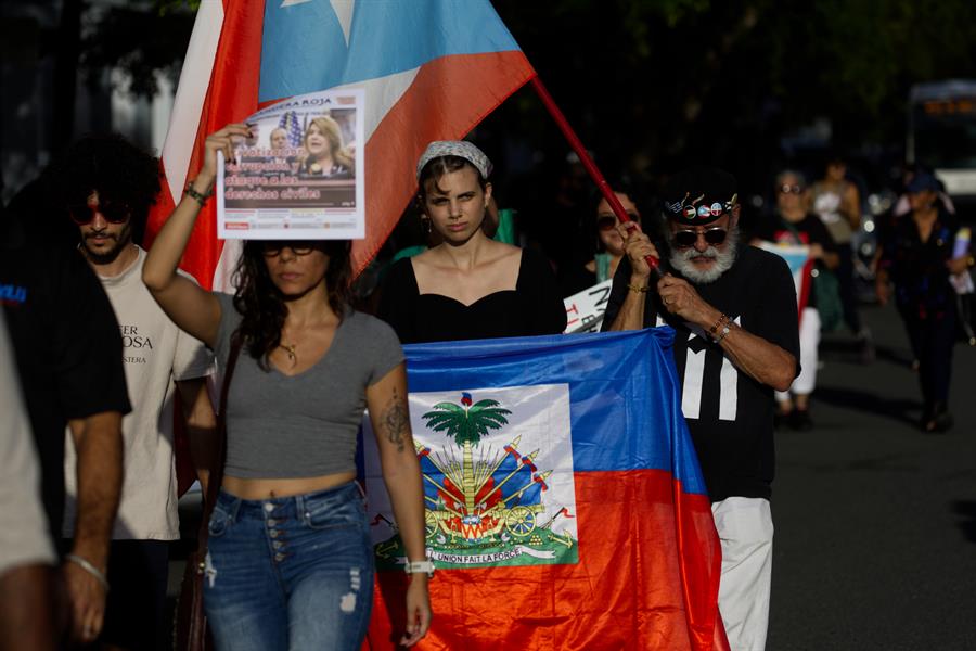 Personas se manifiestan al frente del Tribunal Federal de Hato Rey este jueves, en San Juan (2)