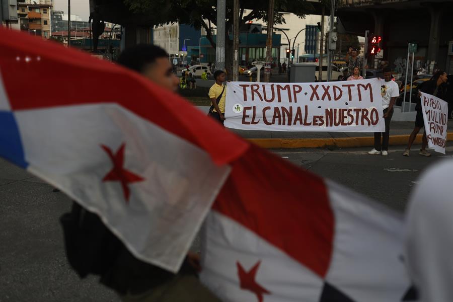 Personas sostienen un cartel durante una manifestación este jueves, en la plaza 5 de mayo en ciudad de Panamá (3)
