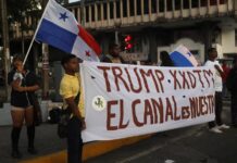 Personas sostienen un cartel durante una manifestación este jueves, en la plaza 5 de mayo en ciudad de Panamá (2)
