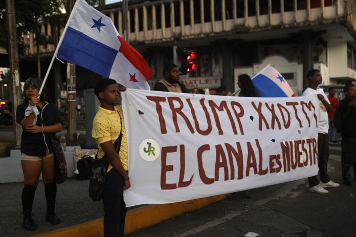 Personas sostienen un cartel durante una manifestación este jueves, en la plaza 5 de mayo en ciudad de Panamá (2) Personas sostienen un cartel durante una manifestación este jueves, en la plaza 5 de mayo en ciudad de Panamá (2)