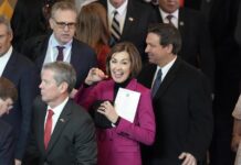 El gobernador de Florida anuncia que vetará un proyecto migratorio alineado con Trump Ron DeSantis,