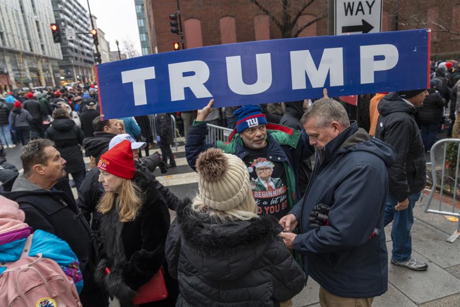 Simpatizantes siguen la investidura del presidente electo de los Estados Unidos, Donald Trump (2)
