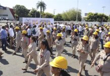 Trabajadores de la Secretaría Salud del estado desfilan durante un acto protocolario este jueves en el municipio de Tapachula