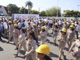 Trabajadores de la Secretaría Salud del estado desfilan durante un acto protocolario este jueves en el municipio de Tapachula