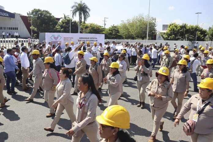 Trabajadores de la Secretaría Salud del estado desfilan durante un acto protocolario este jueves en el municipio de Tapachula Trabajadores de la Secretaría Salud del estado desfilan durante un acto protocolario este jueves en el municipio de Tapachula