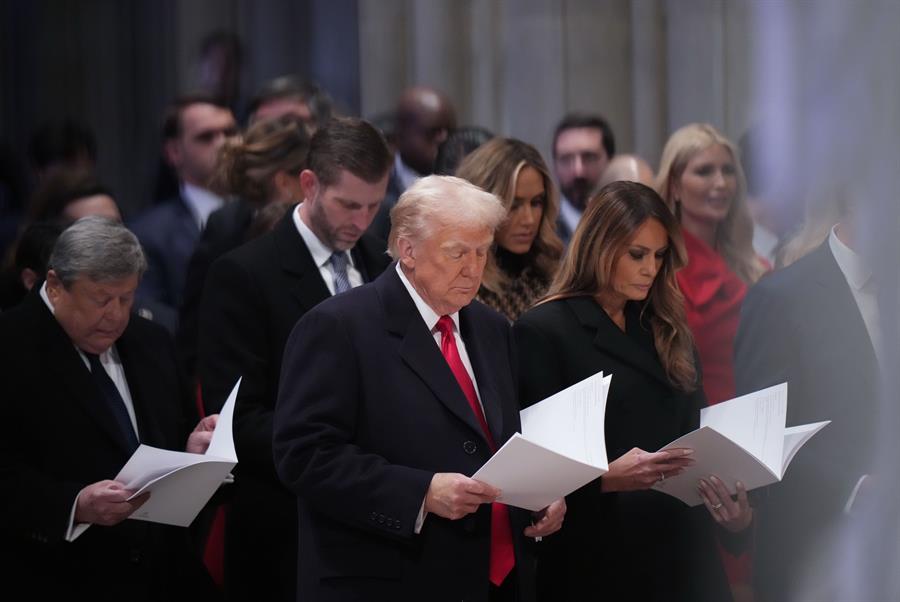 Trump asisti&oacute; a la ceremonia junto a la primera dama, (1)