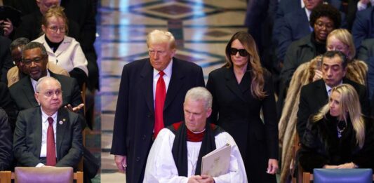 Trump asistió a la ceremonia junto a la primera dama, (2)