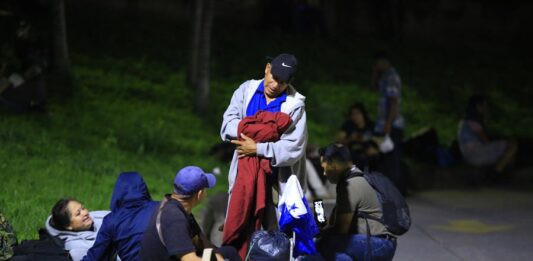 Migrantes de Honduras, Cuba y Ecuador acusan a EE.UU. de deportarlos a África por sorpresa migrantes