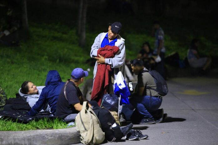 Un grupo de ciudadanos hondureños se prepara para salir en una caravana de migrantes (3) migrantes