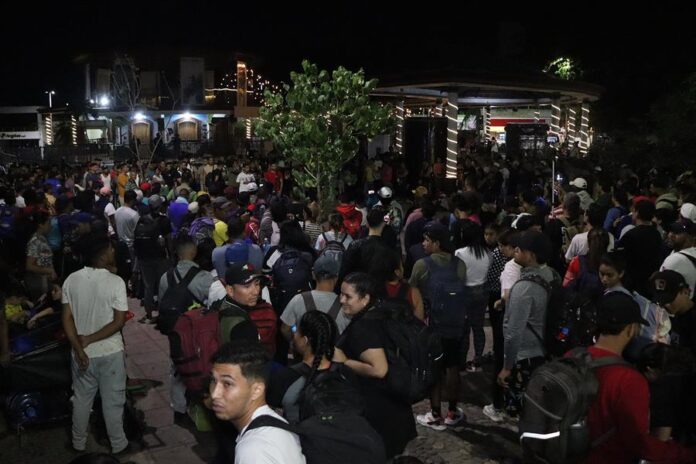Un grupo de migrantes se prepara para salir en caravana Un grupo de migrantes se prepara para salir en caravana