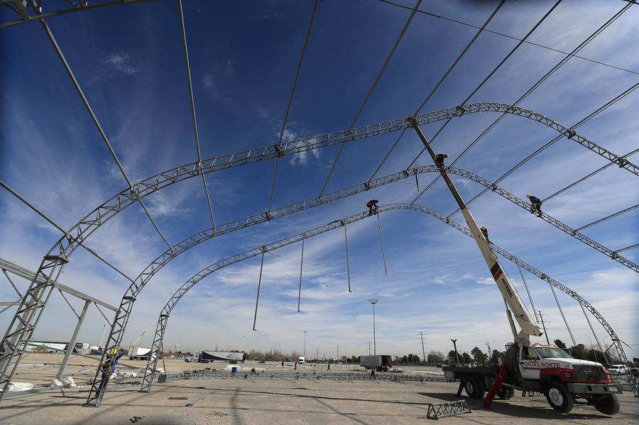 Un hombre trabaja en la instalaci&oacute;n de carpas para migrantes deportados este mi&eacute;rcoles, en Ciudad Ju&aacute;rez (1)