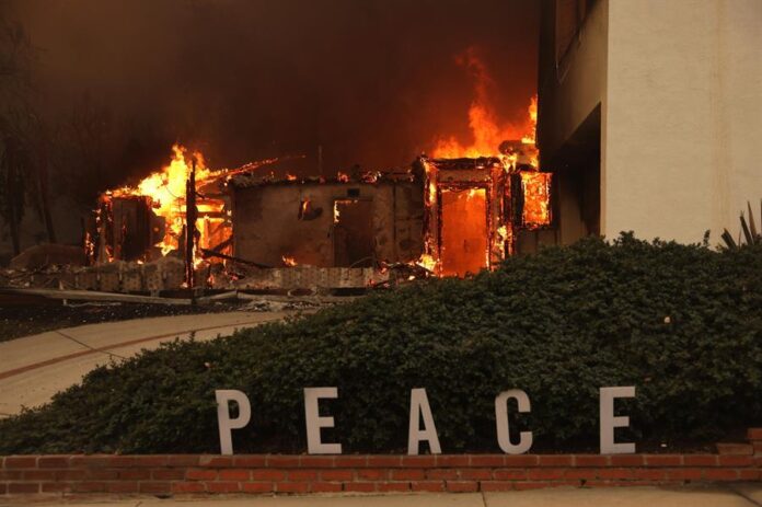 Una casa arde por el incendio forestal de Palisades en el barrio de Pacific Palisades de Los Angeles incendio