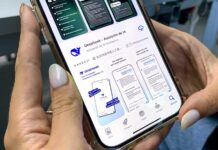 Una mujer se descarga este martes la aplicación DeepSeek