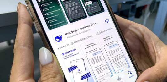 Una mujer se descarga este martes la aplicación DeepSeek
