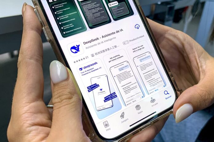Una mujer se descarga este martes la aplicación DeepSeek Una mujer se descarga este martes la aplicación DeepSeek