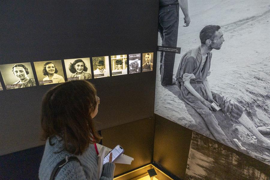 Una persona observa unas fotografías de los familiares de Ana Frank exhibidas este martes, en el Centro para la Historia Judía en Nueva York