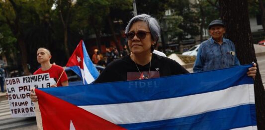 Una persona sostiene una bandera de Cuba durante una manifestación este sábado, frente a la Embajada de Estados Unidos en Ciudad de México