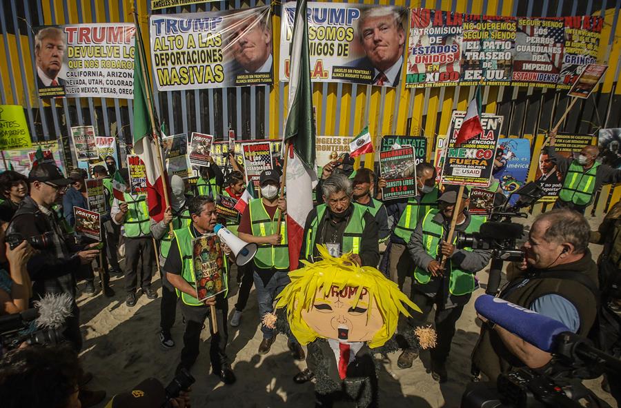 Varias personas protestan este domingo frente al muro fronterizo entre México y Estados Unidos (2)