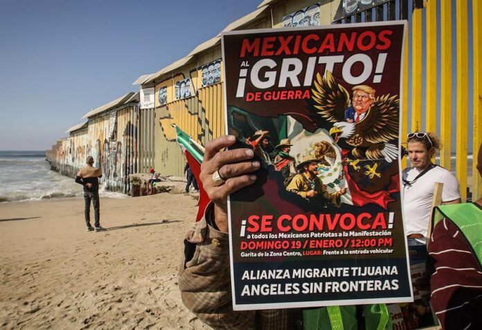 Varias personas protestan este domingo frente al muro fronterizo entre México y Estados Unidos (3)