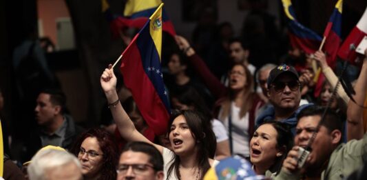 Venezolano opositores participan en una manifestación