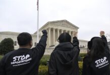 activistas y jóvenes inmigrantes pidiendo un alto a las deportaciones de inmigrantes