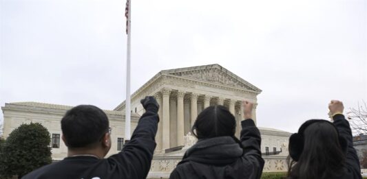 activistas y jóvenes inmigrantes pidiendo un alto a las deportaciones de inmigrantes