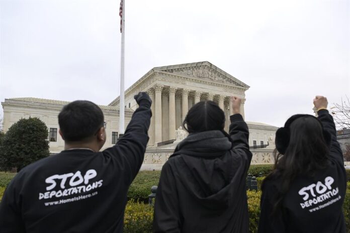 activistas y jóvenes inmigrantes pidiendo un alto a las deportaciones de inmigrantes activistas y jóvenes inmigrantes pidiendo un alto a las deportaciones de inmigrantes