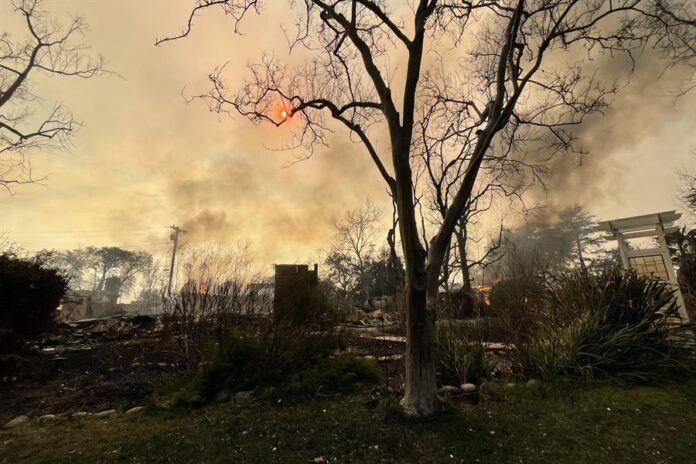 afectada por un incendio este miércoles, en Altadena,