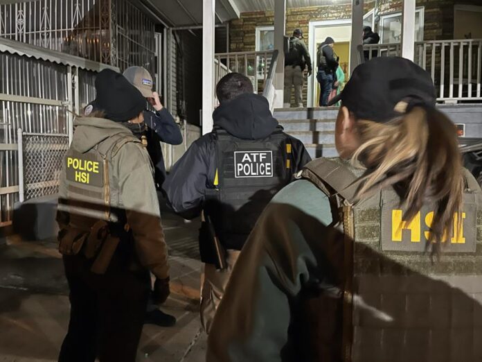 agentes federales de diversas dependencias durante una redada contra indocumentados.
