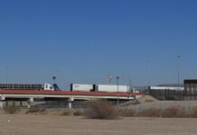 Trump mantiene su plan de aranceles contra México y Canadá y los concretará este jueves amiones en una fila para cruzar a EE.UU., en el Puente Internacional Zaragoza