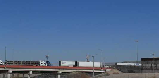 amiones en una fila para cruzar a EE.UU., en el Puente Internacional Zaragoza
