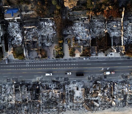 El regreso a los barrios tras los incendios de California se demorará al menos una semana barrio destruido por el incendio de Palisades en Malibú, California