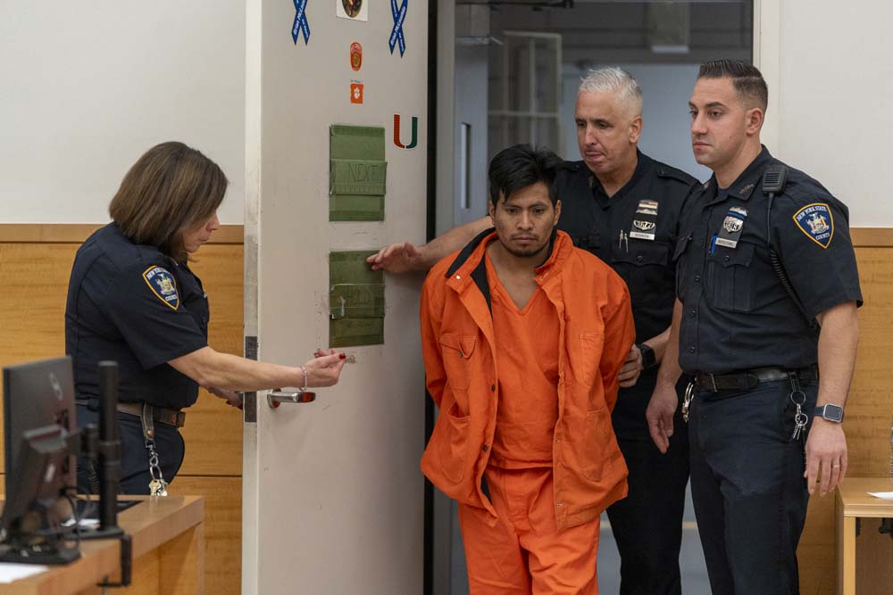 Guatemalteco acusado de quemar a una mujer en metro de Nueva York se declara no culpable